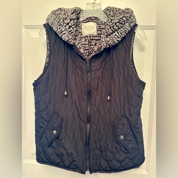 Altar'd State Jackets & Blazers - Altar'd State Quilted Sherpa Lined Zip Hooded Vest w/ Pockets Black Size Small